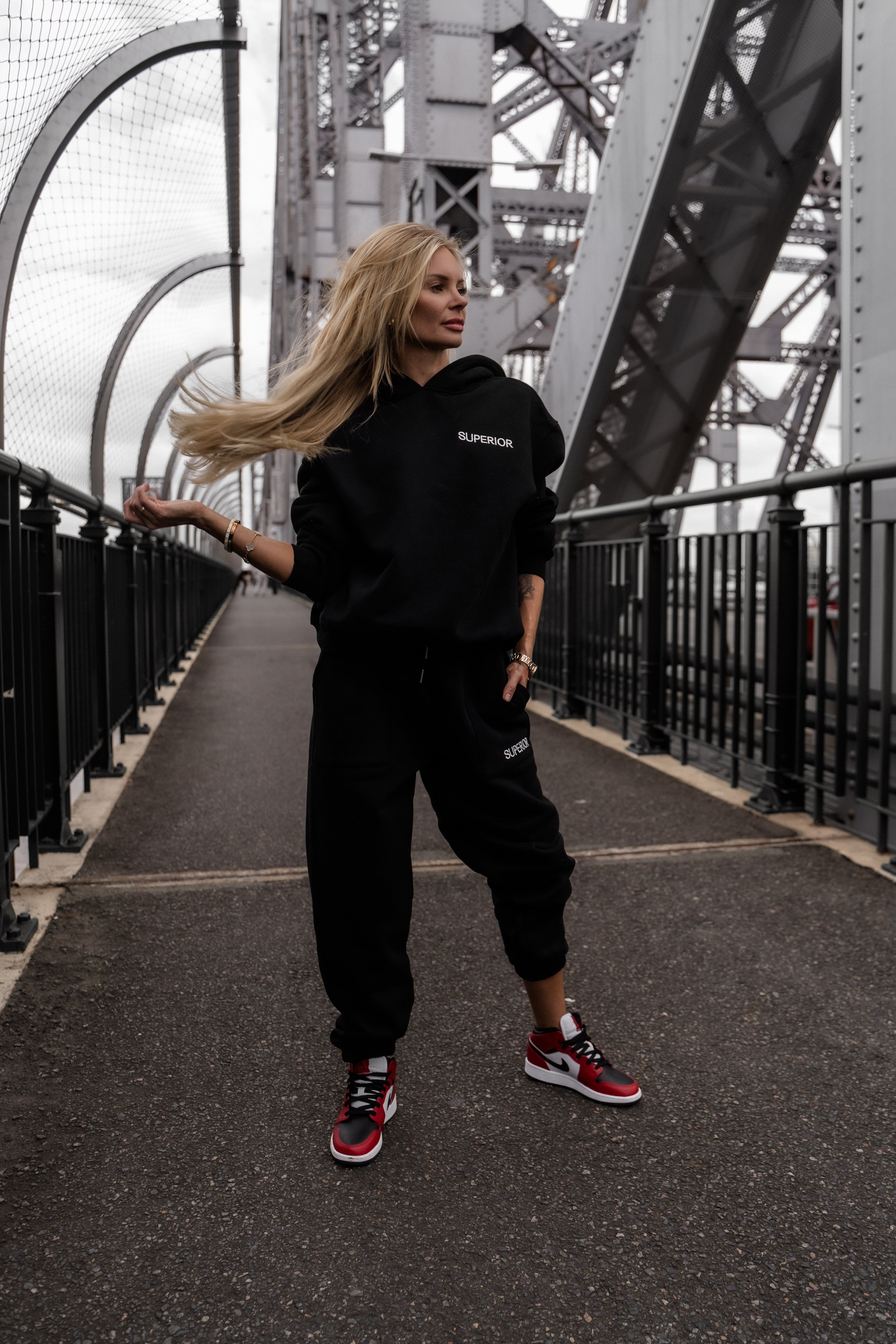 SUDADERA CON CAPUCHA SOMBRA